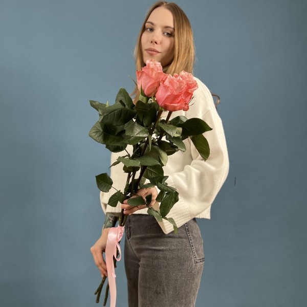 3 длинные розовые розы Би Свит 70 см