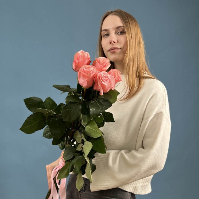 5 длинных розовых роз Би Свит 70 см