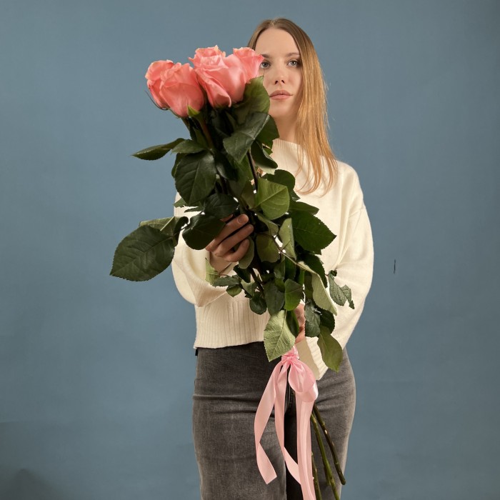 5 длинных розовых роз Би Свит 70 см