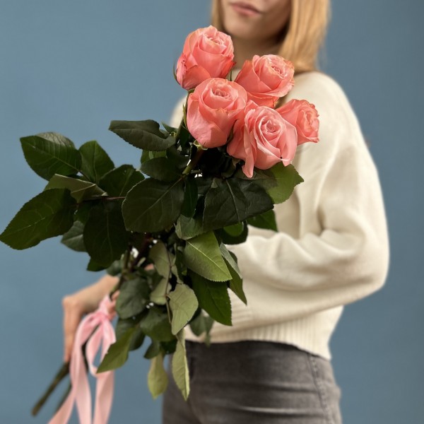 5 длинных розовых роз Би Свит 70 см