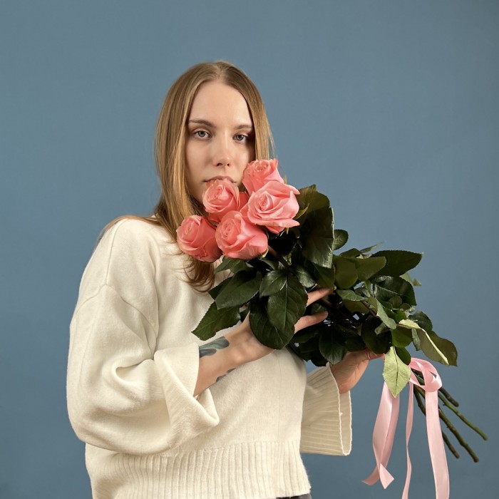 5 длинных розовых роз Би Свит 70 см