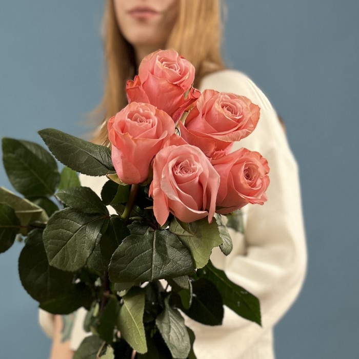 5 длинных розовых роз Би Свит 70 см