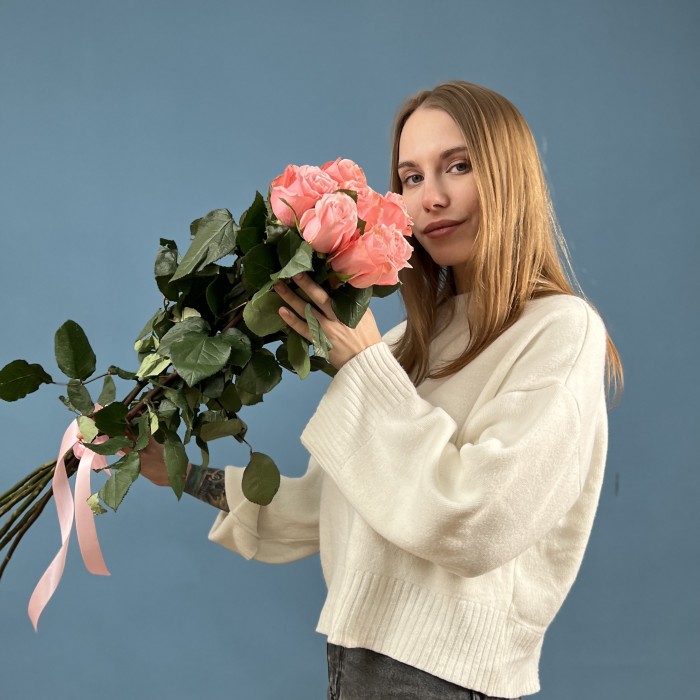 7 длинная розовая роза Би Свит 70 см