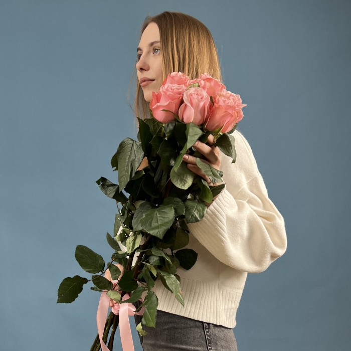 7 длинная розовая роза Би Свит 70 см