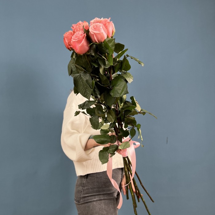 7 длинная розовая роза Би Свит 70 см