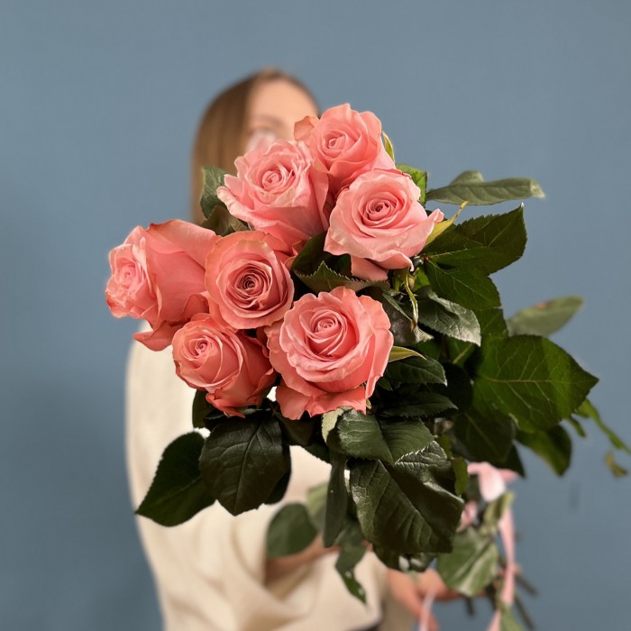 7 длинная розовая роза Би Свит 70 см