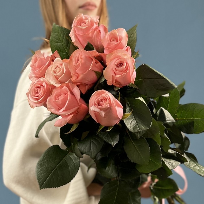 9 длинных розовых роз Би Свит 70 см