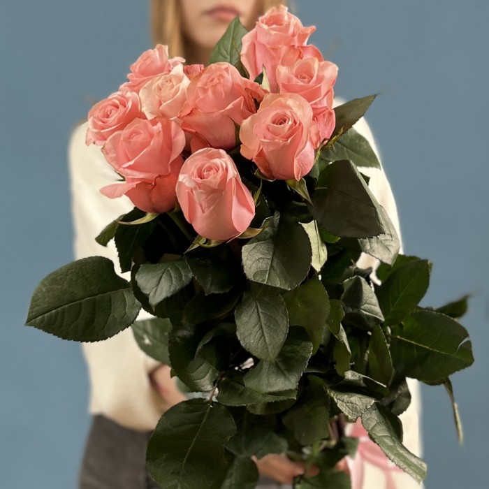 9 длинных розовых роз Би Свит 70 см