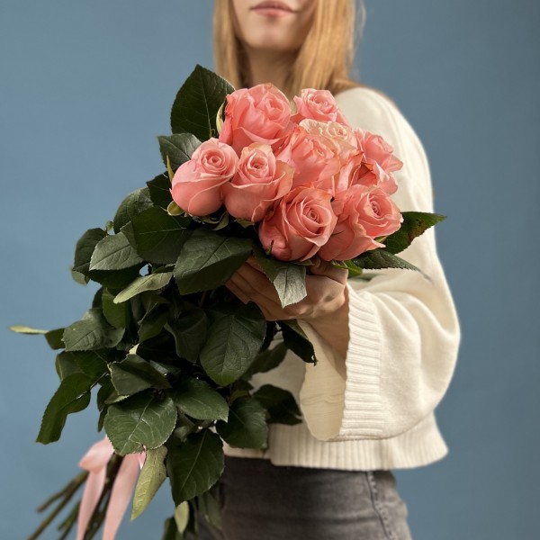 9 длинных розовых роз Би Свит 70 см