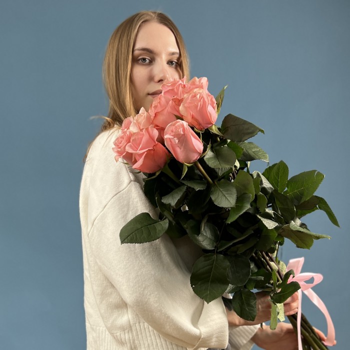 9 длинных розовых роз Би Свит 70 см