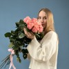 9 длинных розовых роз Би Свит 70 см