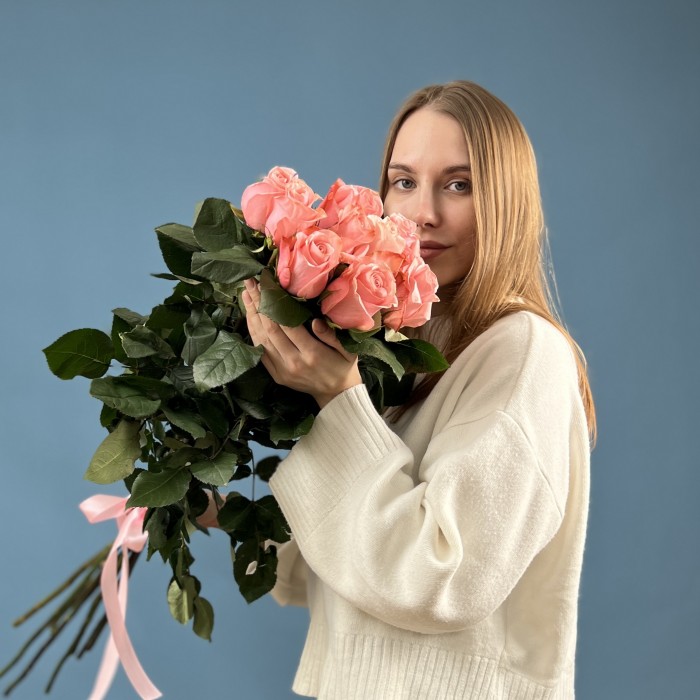 9 длинных розовых роз Би Свит 70 см