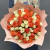 51 роза белого и оранжевого цветов