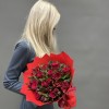 Красный букет роз и альстромерий