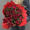 Красный букет роз и альстромерий