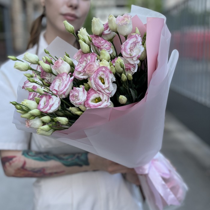 11 бело-розовых махровых эустом