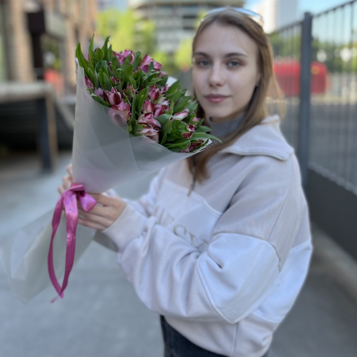 11 малиновых Альстромерий