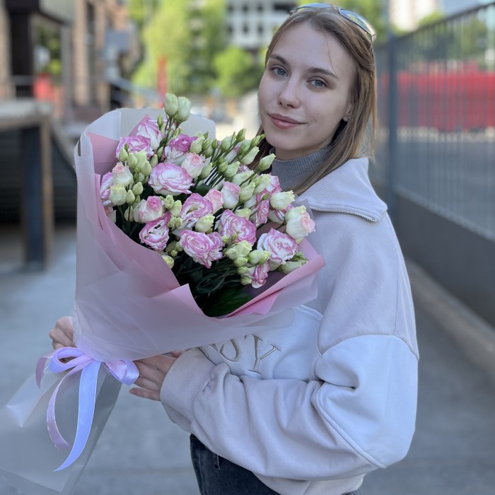 15 бело-розовых махровых эустом