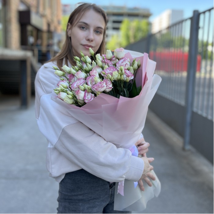 15 бело-розовых махровых эустом