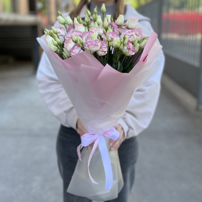 15 бело-розовых махровых эустом