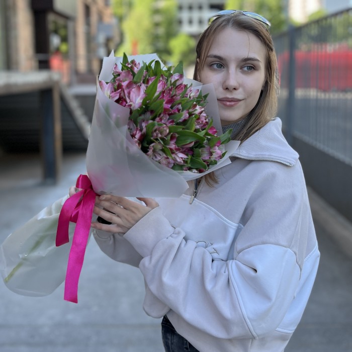 15 малиновых альстромерий