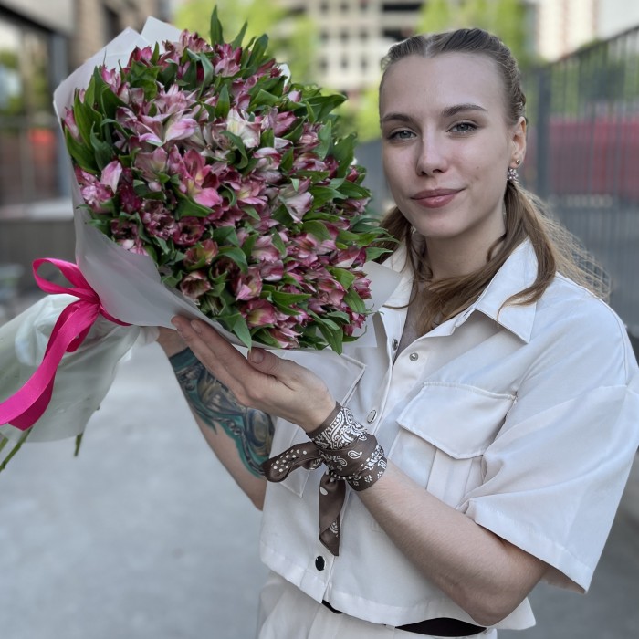 35 малиновых альстромерий