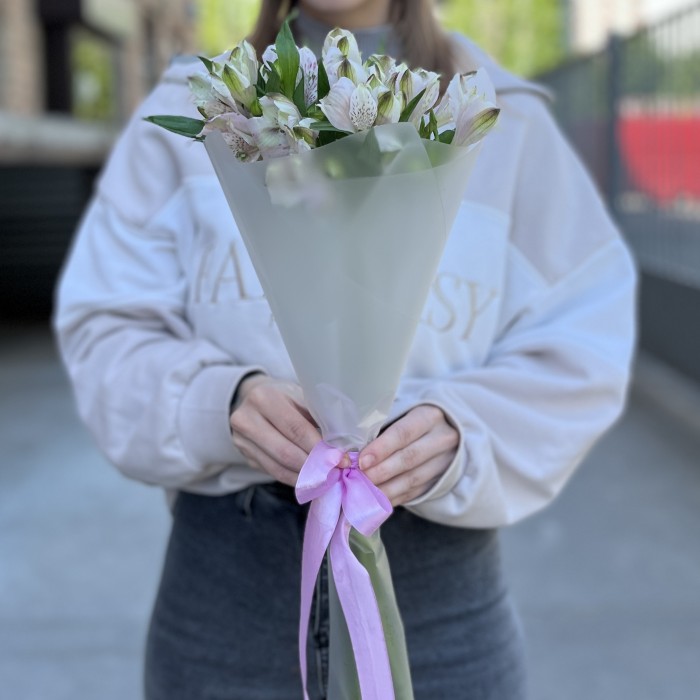 7 бело-фиолетовых альстромерий