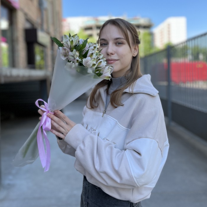 7 бело-фиолетовых альстромерий