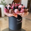 Авторская коробка Кошечка с ежевикой и клубникой в шоколаде