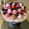 Авторская коробка Кошечка с ежевикой и клубникой в шоколаде