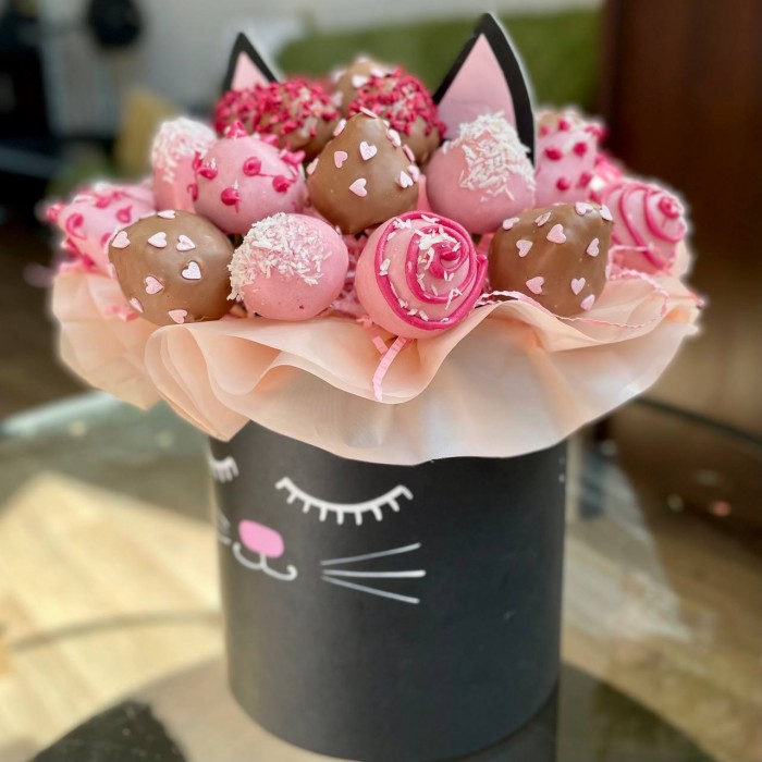 Авторская коробка Кошечка клубника в шоколаде