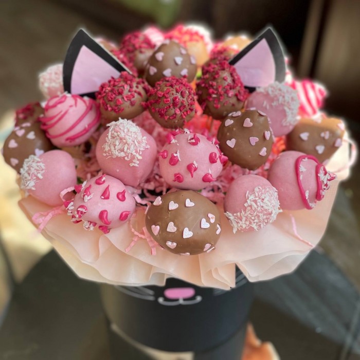 Авторская коробка Кошечка клубника в шоколаде