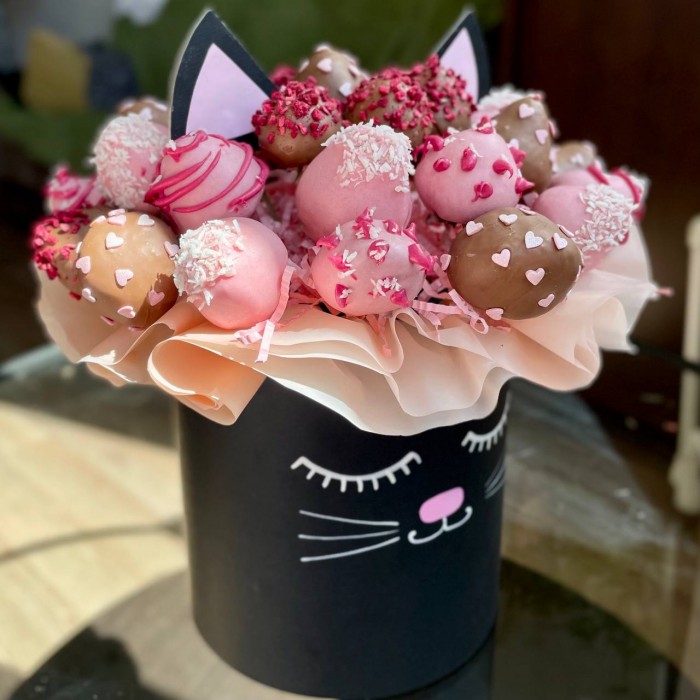 Авторская коробка Кошечка клубника в шоколаде