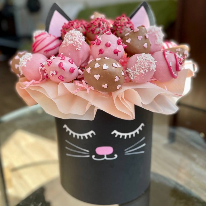 Авторская коробка Кошечка клубника в шоколаде