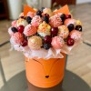 Авторская коробка Лисичка с клубникой в шоколаде и ягодами