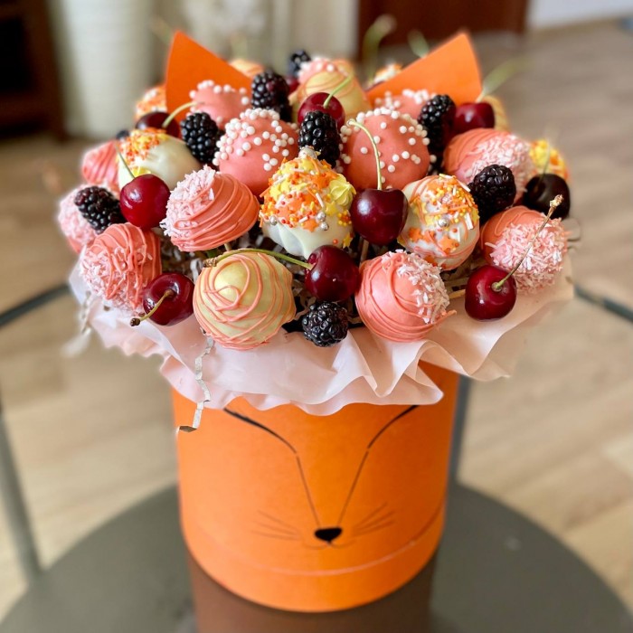 Авторская коробка Лисичка с клубникой в шоколаде и ягодами