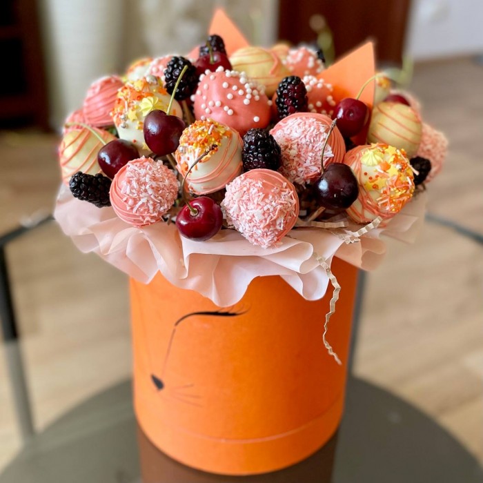 Авторская коробка Лисичка с клубникой в шоколаде и ягодами