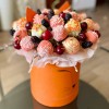 Авторская коробка Лисичка с клубникой в шоколаде и ягодами