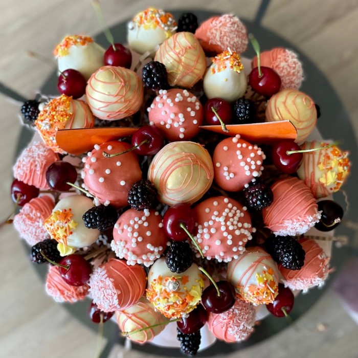 Авторская коробка Лисичка с клубникой в шоколаде и ягодами