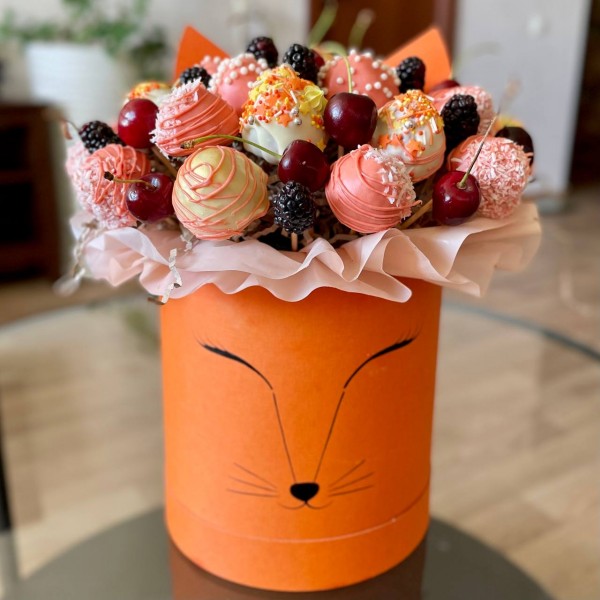 Авторская коробка Лисичка с клубникой в шоколаде и ягодами