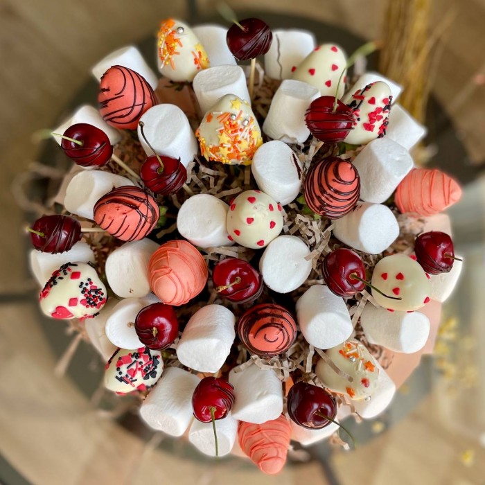 Авторская коробка Лисичка с клубникой в шоколаде и маршмеллоу