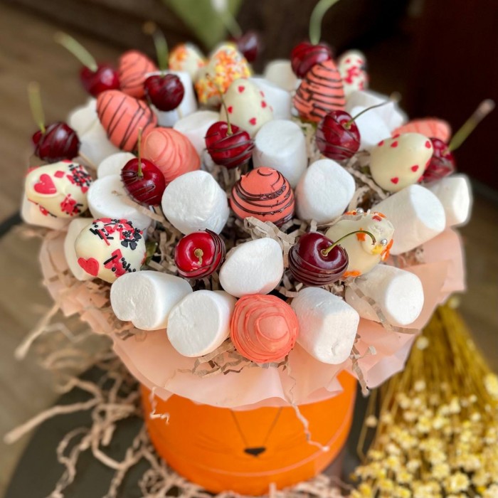 Авторская коробка Лисичка с клубникой в шоколаде и маршмеллоу