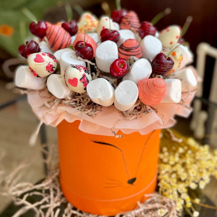 Авторская коробка Лисичка с клубникой в шоколаде и маршмеллоу