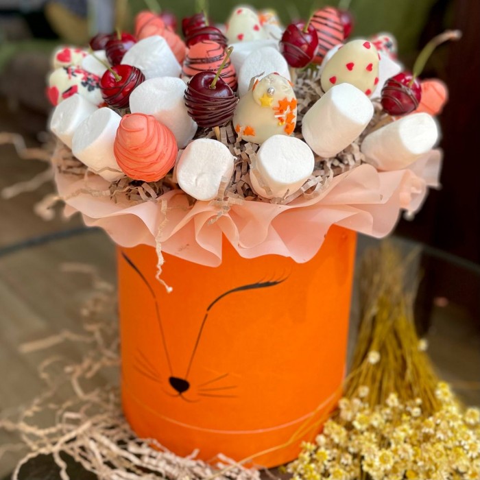 Авторская коробка Лисичка с клубникой в шоколаде и маршмеллоу