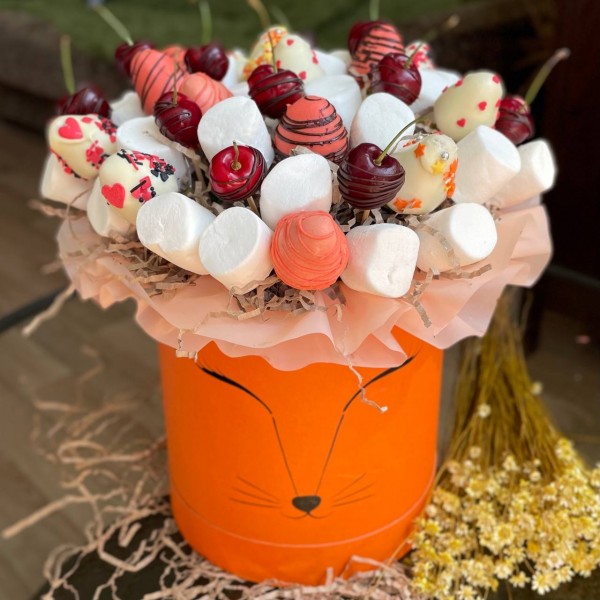 Авторская коробка Лисичка с клубникой в шоколаде и маршмеллоу