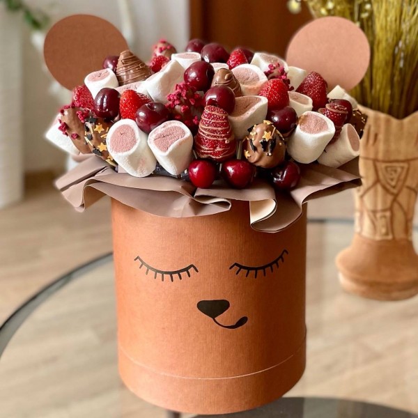 Авторская коробка Мишенька с клубникой в шоколаде и маршмеллоу