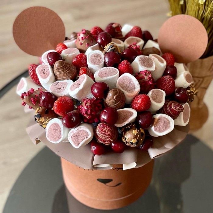 Авторская коробка Мишенька с клубникой в шоколаде и маршмеллоу