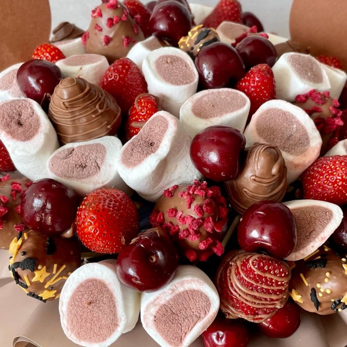 Авторская коробка Мишенька с клубникой в шоколаде и маршмеллоу