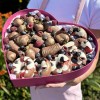 Клубника банан и пончики из шоколада в коробке сердце