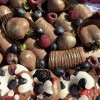 Клубника банан и пончики из шоколада в коробке сердце